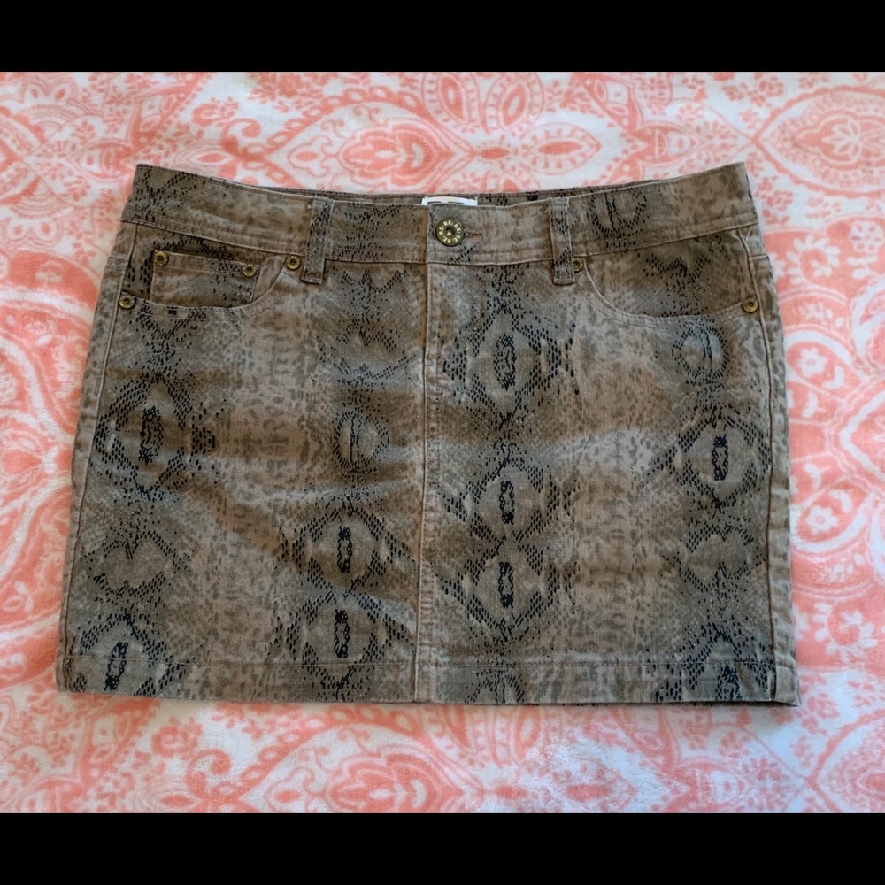 RE:  mini skirt Size is about a Medium to Large.